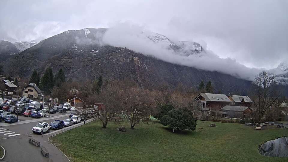 Webcam au niveau de la mairie du village du Bourg d'Oisans, aux pieds de l'Alpe d'Huez et aux portes du parc des Écrins