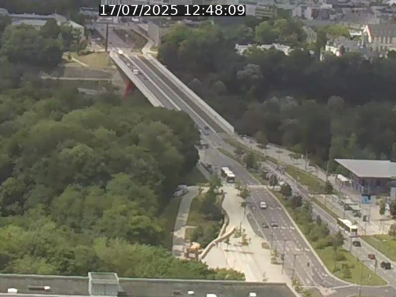Webcam sur l'avenue John Fitzgerald Kennedy (N51) avec vue sur le Pont rouge (Pont Grande Duchesse Charlotte), l'arrêt Pfaffenthal et l'entrée du quartier Kirchberg