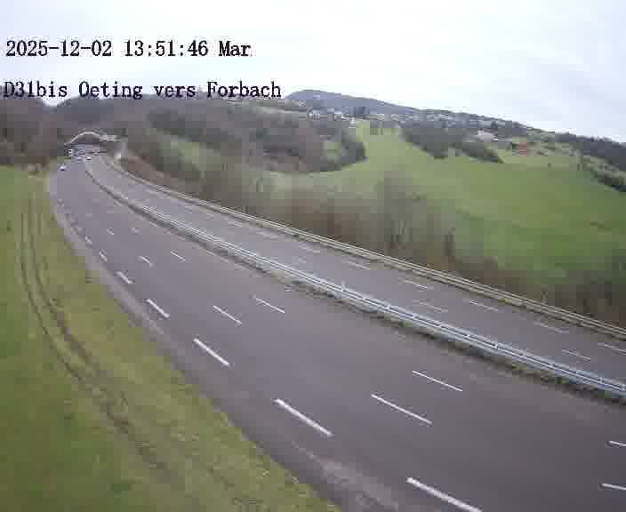 Caméra routière située sur D31bis (France) à Oeting, orientée vers Forbach, surveillant en continu la circulation locale et régionale.