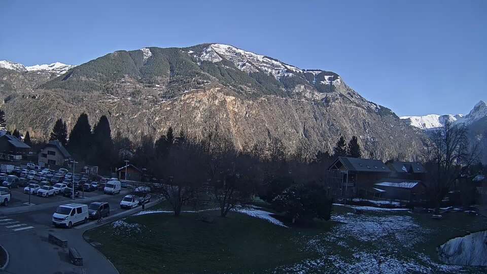Webcam au niveau de la mairie du village du Bourg d'Oisans, aux pieds de l'Alpe d'Huez et aux portes du parc des Écrins