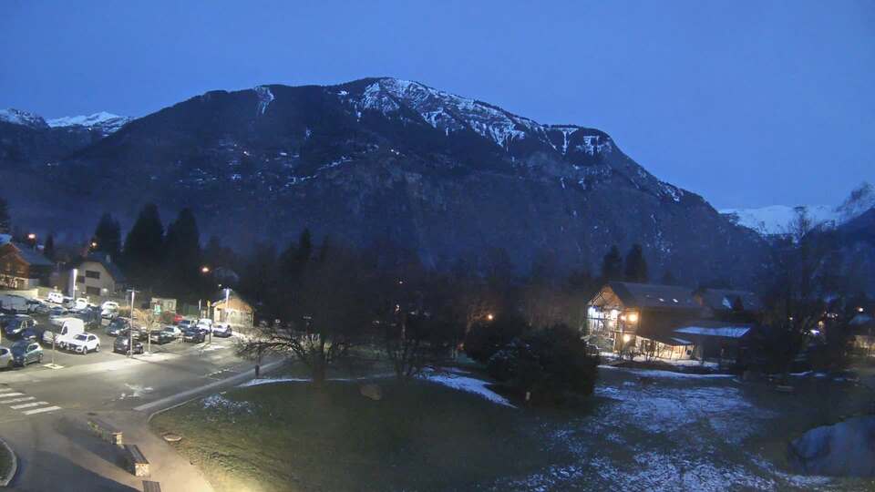Webcam au niveau de la mairie du village du Bourg d'Oisans, aux pieds de l'Alpe d'Huez et aux portes du parc des Écrins