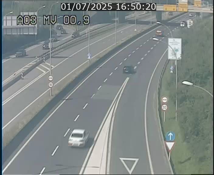 Traffic live webcam Luxembourg Croix de Gasperich - A3 - BK 0.4 - direction Luxembourg