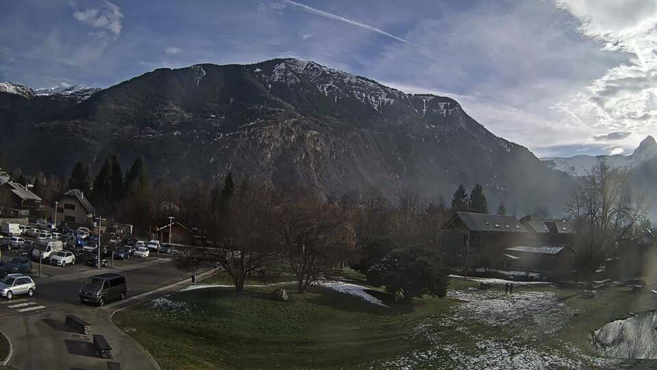 Webcam au niveau de la mairie du village du Bourg d'Oisans, aux pieds de l'Alpe d'Huez et aux portes du parc des Écrins