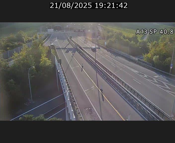 Webcam avec vue sur l'entrée côté allemand du tunnel Markusbierg à Schengen. Vue orientée vers le tunnel et Bettembourg