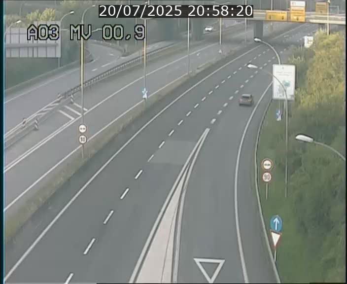 Traffic live webcam Luxembourg Croix de Gasperich - A3 - BK 0.4 - direction Luxembourg
