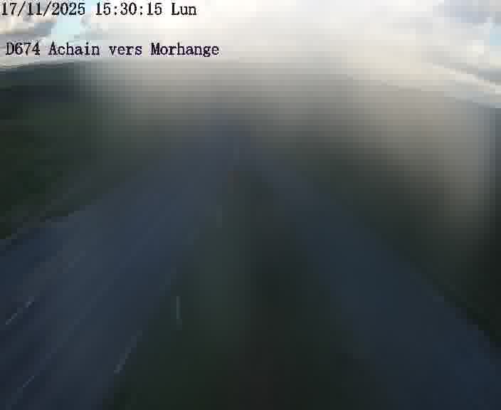 Caméra de trafic sur D674 (France) à Achain, orientée vers Morhange, permettant d’évaluer fluidité, incidents et densité automobile.
