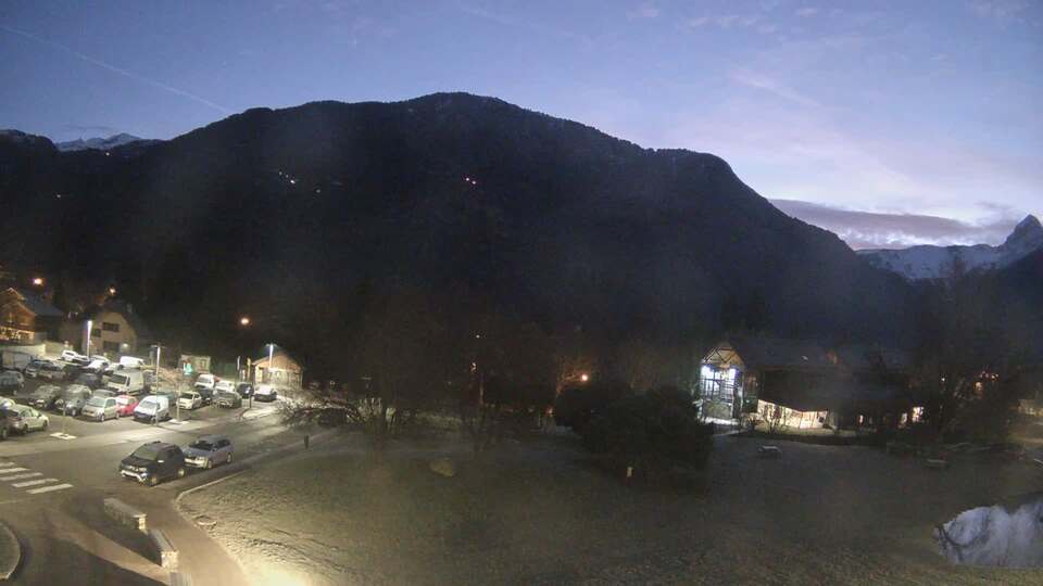 Webcam au niveau de la mairie du village du Bourg d'Oisans, aux pieds de l'Alpe d'Huez et aux portes du parc des Écrins