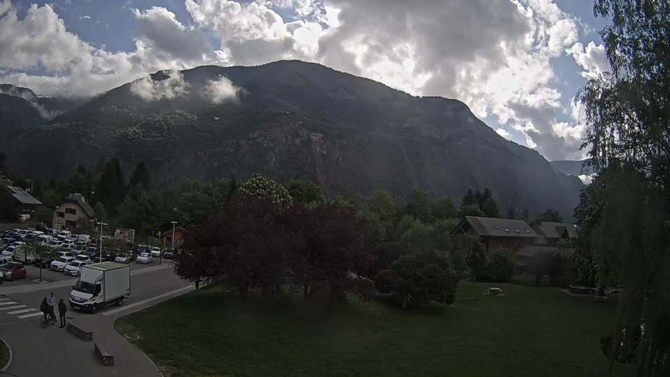 Webcam au niveau de la mairie du village du Bourg d'Oisans, aux pieds de l'Alpe d'Huez et aux portes du parc des Écrins