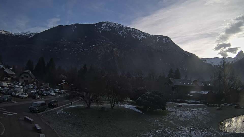 Webcam au niveau de la mairie du village du Bourg d'Oisans, aux pieds de l'Alpe d'Huez et aux portes du parc des Écrins