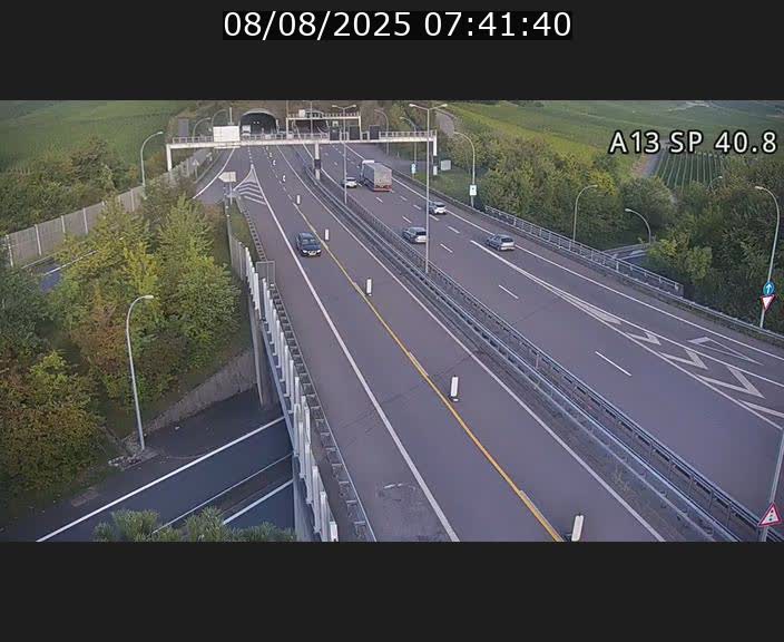 Webcam avec vue sur l'entrée côté allemand du tunnel Markusbierg à Schengen. Vue orientée vers le tunnel et Bettembourg