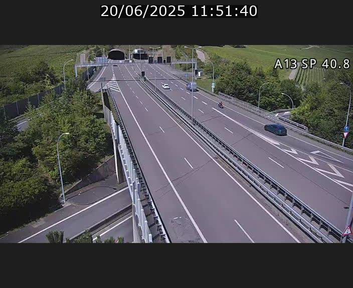 Webcam avec vue sur l'entrée côté allemand du tunnel Markusbierg à Schengen. Vue orientée vers le tunnel et Bettembourg