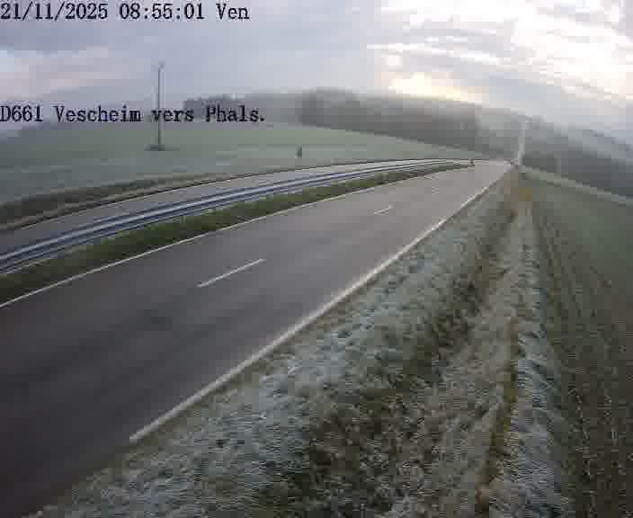 Caméra routière située sur D661 (France) à Vescheim, orientée vers Phalsbourg, surveillant en continu la circulation locale et régionale.