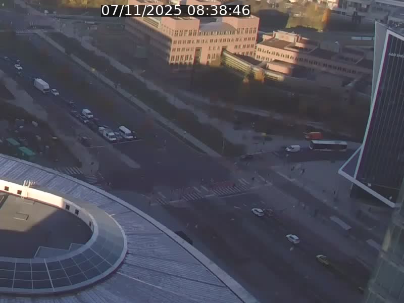 Webcam sur l'avenue John Fitzgerald Kennedy (N51) avec vue sur le Pont rouge (Pont Grande Duchesse Charlotte), l'arrêt Pfaffenthal et l'entrée du quartier Kirchberg