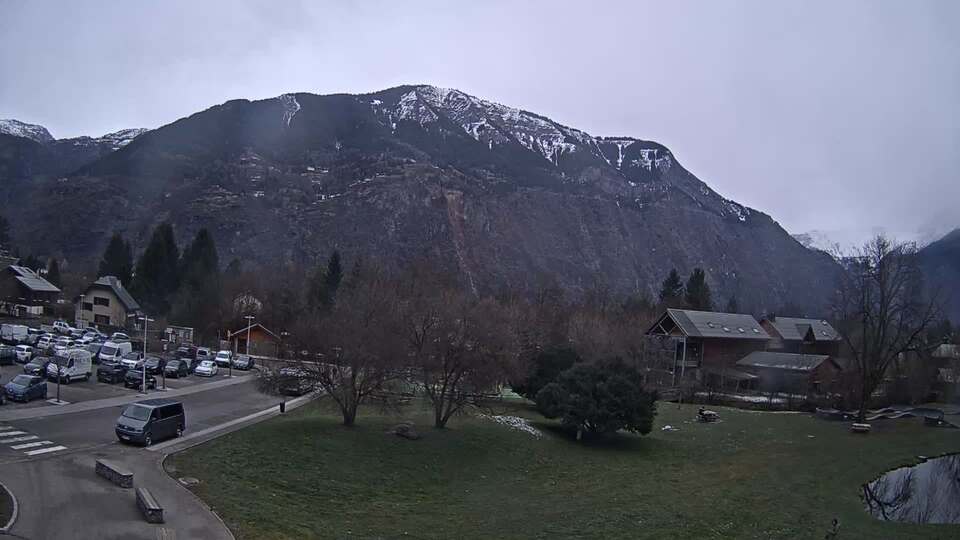 Webcam au niveau de la mairie du village du Bourg d'Oisans, aux pieds de l'Alpe d'Huez et aux portes du parc des Écrins