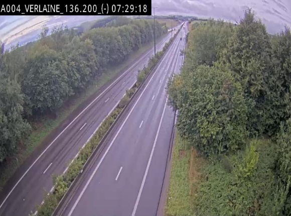Webcam sur l'E411 à hauteur du pont surplombant la N40, à proximité de la sortie 26 Verlaine - Libramont-Chevigny. Vue orientée vers Namur