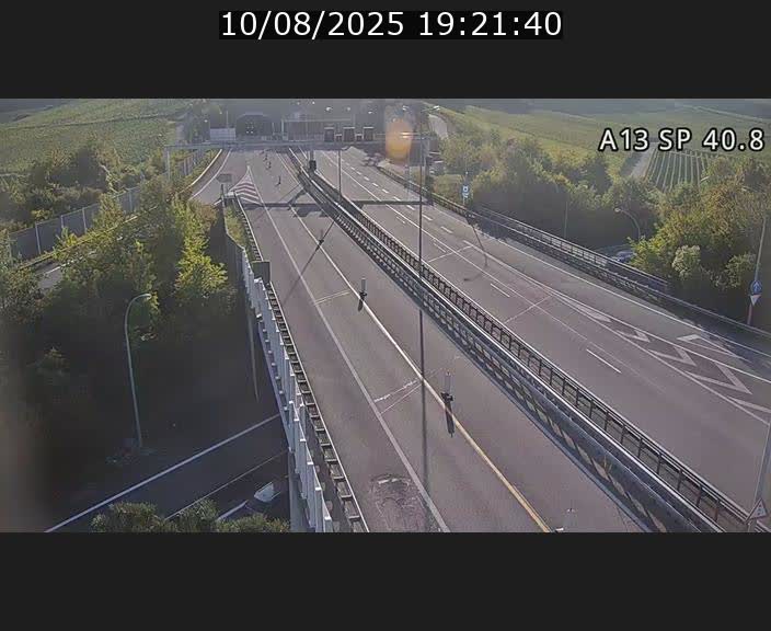 Webcam avec vue sur l'entrée côté allemand du tunnel Markusbierg à Schengen. Vue orientée vers le tunnel et Bettembourg