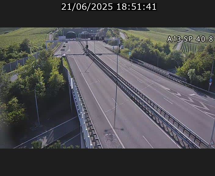 Webcam avec vue sur l'entrée côté allemand du tunnel Markusbierg à Schengen. Vue orientée vers le tunnel et Bettembourg