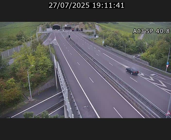 Webcam avec vue sur l'entrée côté allemand du tunnel Markusbierg à Schengen. Vue orientée vers le tunnel et Bettembourg