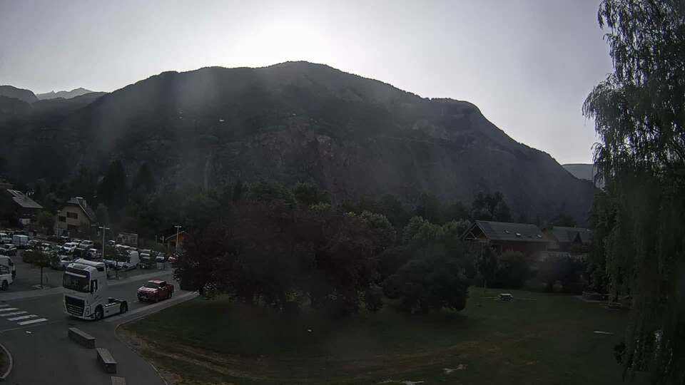 Webcam au niveau de la mairie du village du Bourg d'Oisans, aux pieds de l'Alpe d'Huez et aux portes du parc des Écrins