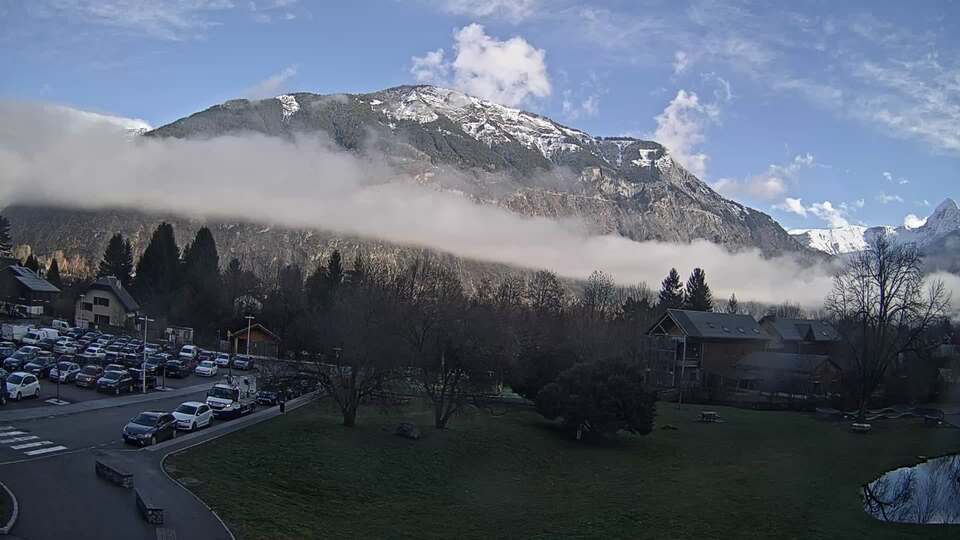 Webcam au niveau de la mairie du village du Bourg d'Oisans, aux pieds de l'Alpe d'Huez et aux portes du parc des Écrins