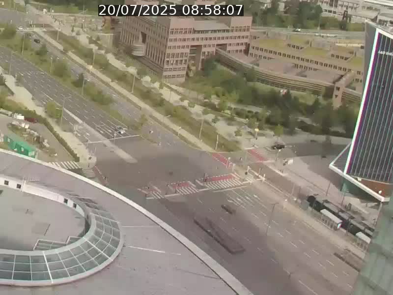 Webcam sur l'avenue John Fitzgerald Kennedy (N51) avec vue sur le Pont rouge (Pont Grande Duchesse Charlotte), l'arrêt Pfaffenthal et l'entrée du quartier Kirchberg