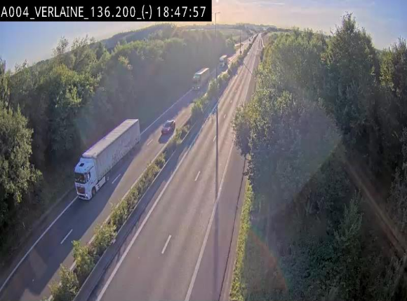 Webcam sur l'E411 à hauteur du pont surplombant la N40, à proximité de la sortie 26 Verlaine - Libramont-Chevigny. Vue orientée vers Namur