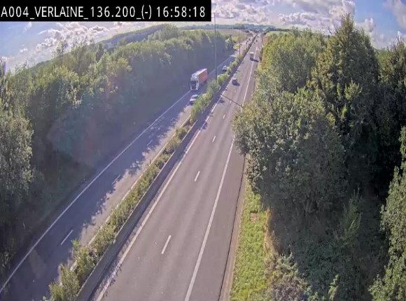 Webcam sur l'E411 à hauteur du pont surplombant la N40, à proximité de la sortie 26 Verlaine - Libramont-Chevigny. Vue orientée vers Namur