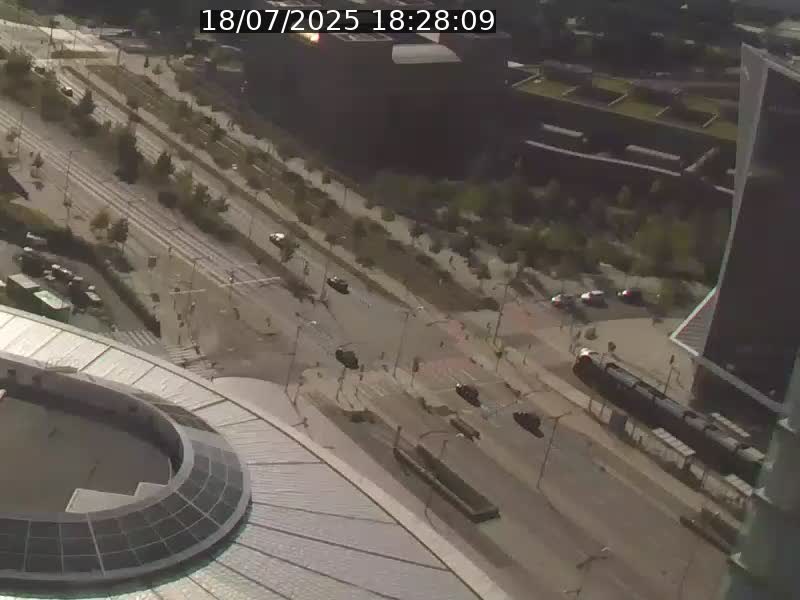 Webcam sur l'avenue John Fitzgerald Kennedy (N51) avec vue sur le Pont rouge (Pont Grande Duchesse Charlotte), l'arrêt Pfaffenthal et l'entrée du quartier Kirchberg
