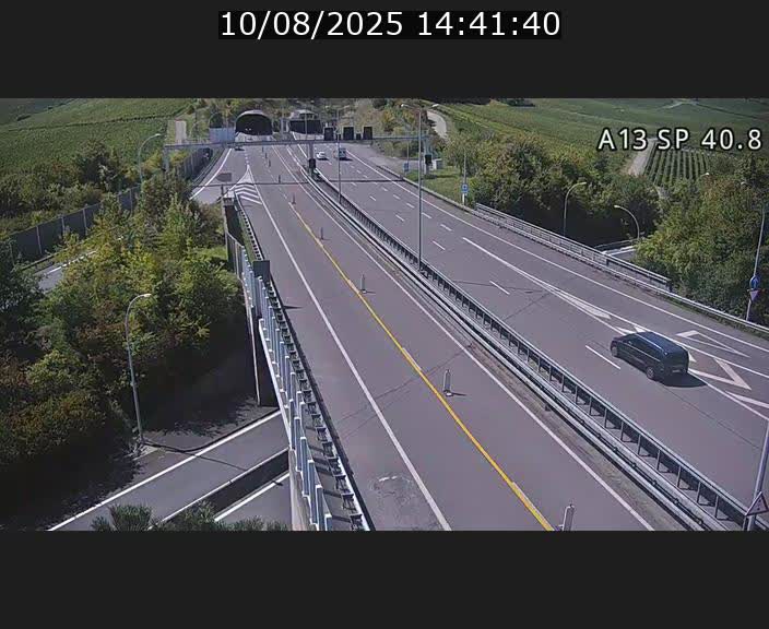 Webcam avec vue sur l'entrée côté allemand du tunnel Markusbierg à Schengen. Vue orientée vers le tunnel et Bettembourg