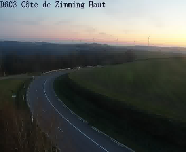 Webcam sur la D603 située en haut de la Côte de Zimming. Vue orientée vers Saint-Avold.