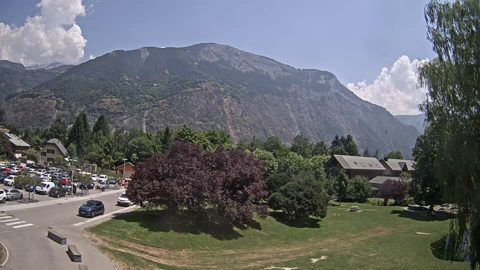 Webcam au niveau de la mairie du village du Bourg d'Oisans, aux pieds de l'Alpe d'Huez et aux portes du parc des Écrins