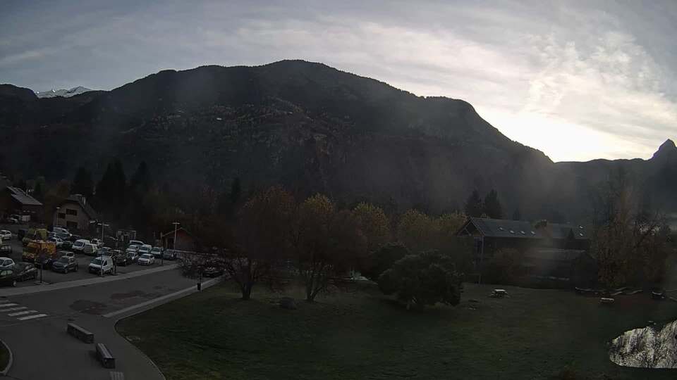 Webcam au niveau de la mairie du village du Bourg d'Oisans, aux pieds de l'Alpe d'Huez et aux portes du parc des Écrins