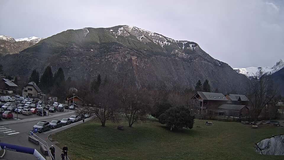 Webcam au niveau de la mairie du village du Bourg d'Oisans, aux pieds de l'Alpe d'Huez et aux portes du parc des Écrins