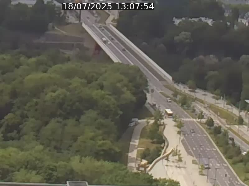 Webcam sur l'avenue John Fitzgerald Kennedy (N51) avec vue sur le Pont rouge (Pont Grande Duchesse Charlotte), l'arrêt Pfaffenthal et l'entrée du quartier Kirchberg