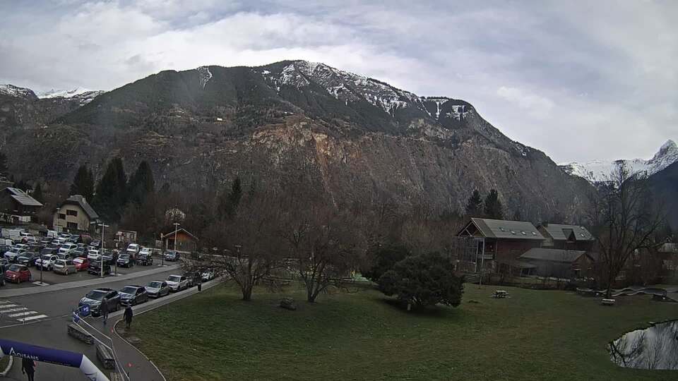 Webcam au niveau de la mairie du village du Bourg d'Oisans, aux pieds de l'Alpe d'Huez et aux portes du parc des Écrins