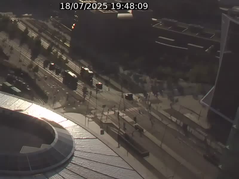 Webcam sur l'avenue John Fitzgerald Kennedy (N51) avec vue sur le Pont rouge (Pont Grande Duchesse Charlotte), l'arrêt Pfaffenthal et l'entrée du quartier Kirchberg