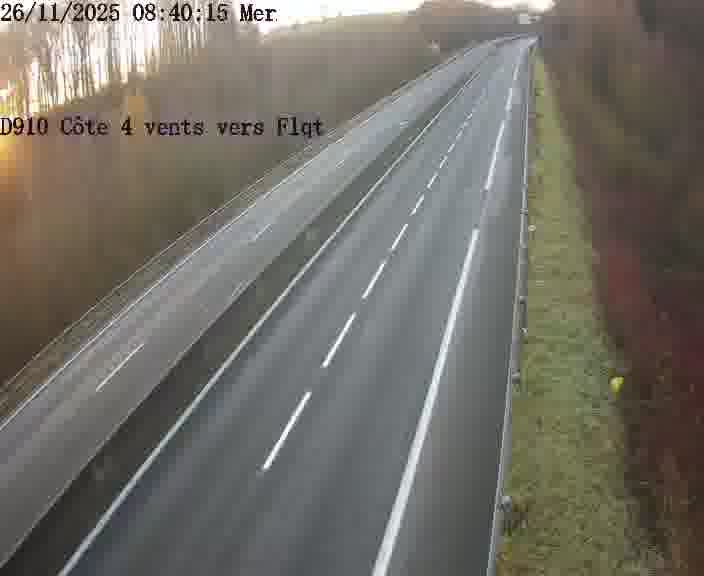 Webcam sur la D910 située dans la Côte des 4 vents. Vue orientée vers le haut de la côte, vers Faulquemont