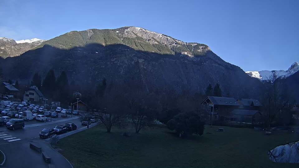 Webcam au niveau de la mairie du village du Bourg d'Oisans, aux pieds de l'Alpe d'Huez et aux portes du parc des Écrins