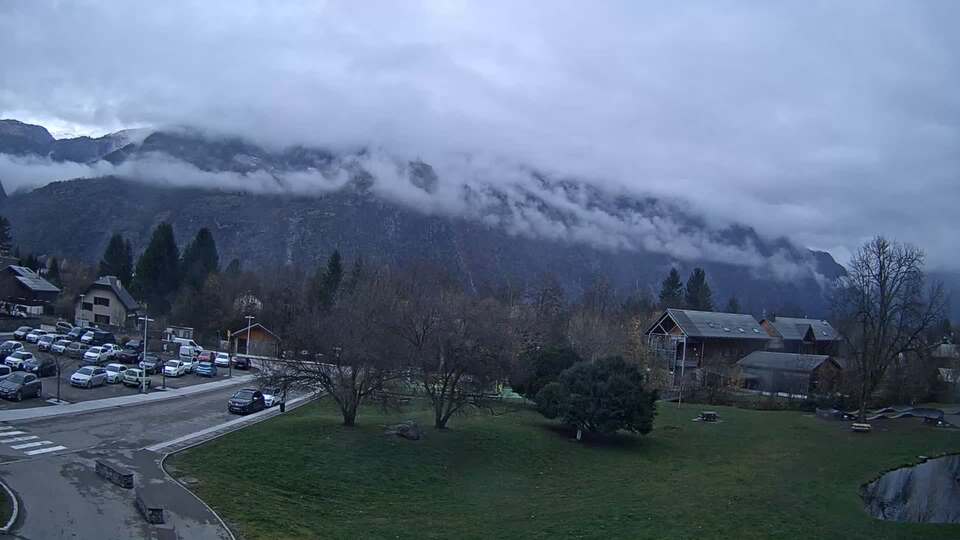 Webcam au niveau de la mairie du village du Bourg d'Oisans, aux pieds de l'Alpe d'Huez et aux portes du parc des Écrins