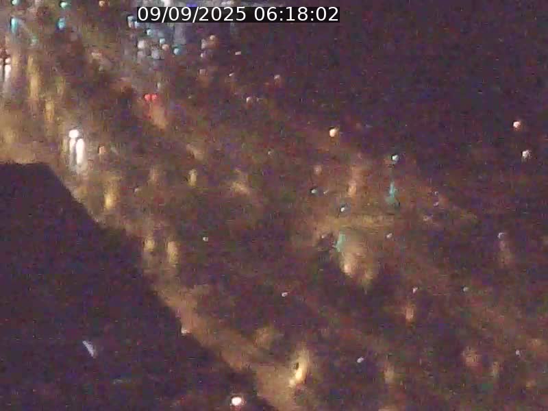 Webcam sur l'avenue John Fitzgerald Kennedy (N51) avec vue sur le Pont rouge (Pont Grande Duchesse Charlotte), l'arrêt Pfaffenthal et l'entrée du quartier Kirchberg