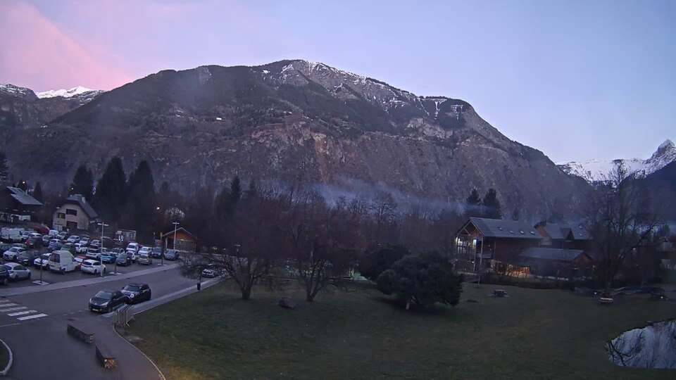 Webcam au niveau de la mairie du village du Bourg d'Oisans, aux pieds de l'Alpe d'Huez et aux portes du parc des Écrins