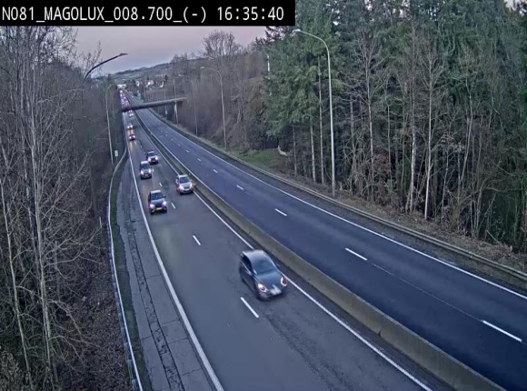 Webcam sur la N81 (E411) à hauteur de la jonction avec la N883. Vue orientée vers Arlon