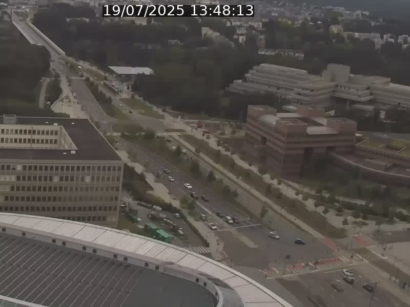Webcam sur l'avenue John Fitzgerald Kennedy (N51) avec vue sur le Pont rouge (Pont Grande Duchesse Charlotte), l'arrêt Pfaffenthal et l'entrée du quartier Kirchberg