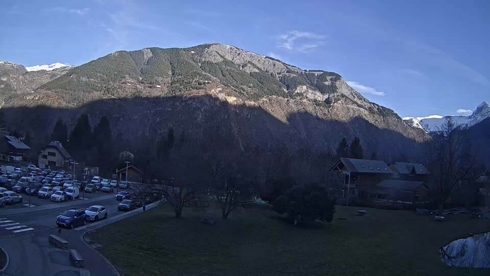 Webcam au niveau de la mairie du village du Bourg d'Oisans, aux pieds de l'Alpe d'Huez et aux portes du parc des Écrins