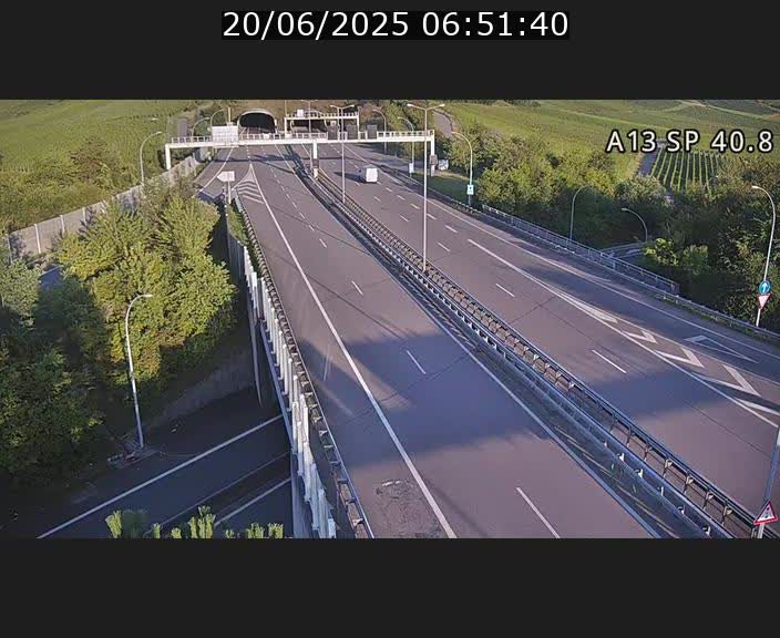 Webcam avec vue sur l'entrée côté allemand du tunnel Markusbierg à Schengen. Vue orientée vers le tunnel et Bettembourg