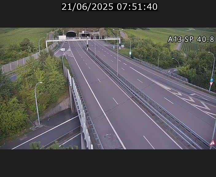 Webcam avec vue sur l'entrée côté allemand du tunnel Markusbierg à Schengen. Vue orientée vers le tunnel et Bettembourg