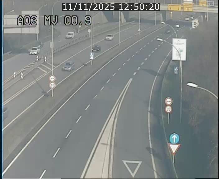 Traffic live webcam Luxembourg Croix de Gasperich - A3 - BK 0.4 - direction Luxembourg