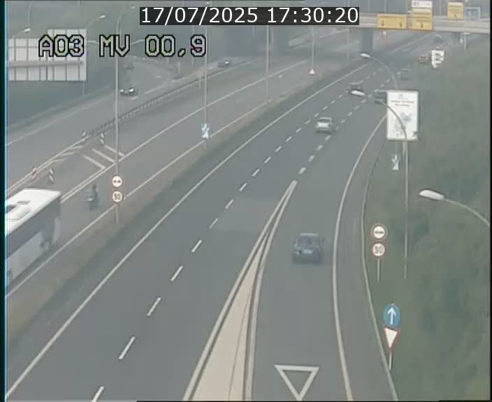 Traffic live webcam Luxembourg Croix de Gasperich - A3 - BK 0.4 - direction Luxembourg