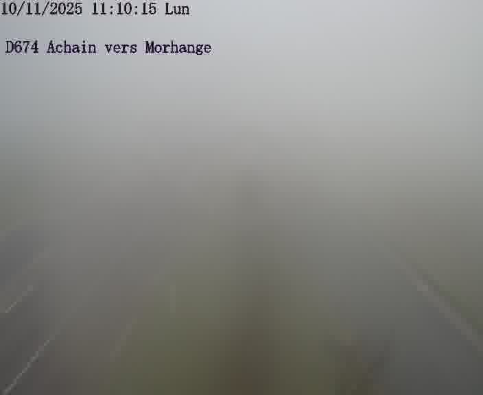 Caméra de trafic sur D674 (France) à Achain, orientée vers Morhange, permettant d’évaluer fluidité, incidents et densité automobile.