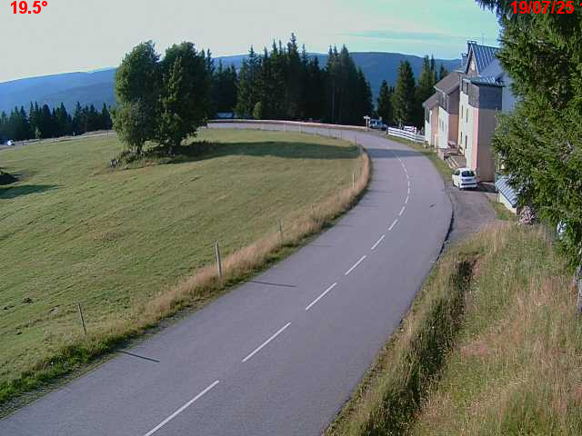 Webcam en haut du col du Ballon d'Alsace sur la D465 à 1075 mètres d'altitude dans les Vosges